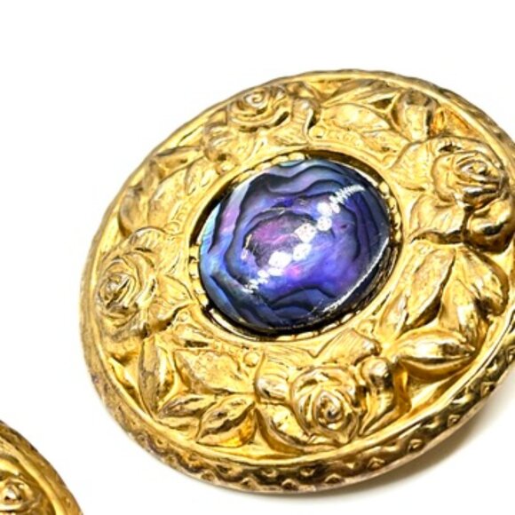 VINTAGE BUTLER ORNATE GOLD TONE LARGE DISC FLORAL EARRINGS PURPLE RESIN ROUND - Picture 11 of 15